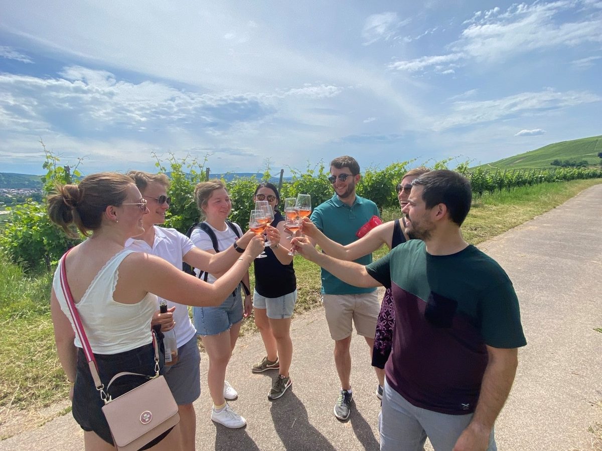 Gruppe beim Wine Tasting in den Weinbergen über Stuttgart